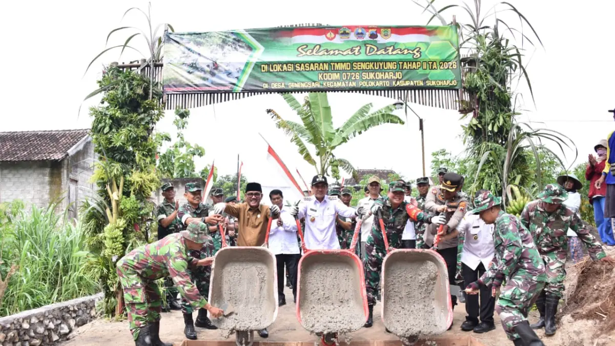 Wabup Sukoharjo Eko Sapto Purnomo buka program TNI Manunggal Membangun Desa (TMMD) Sengkuyung Tahap II Tahun 2026 di Desa Genengsari, Kecamatan Polokarto, Kabupaten Sukoharjo, Rabu (22/4). (IWAN KAWUL/RADAR SOLO)