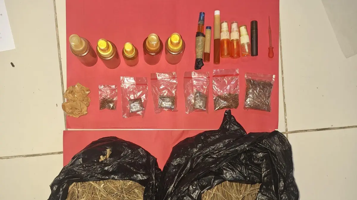 Barang bukti ganja dan cairan sintetis dari tangan pengedar MIM alias Ibra, 26, yang dibekuk di Perumahan Singopuran, Kecamatan Kartasura, Sukoharjo, Rabu, 4 Maret 2026. (IWAN KAWUL/RADAR SOLO)