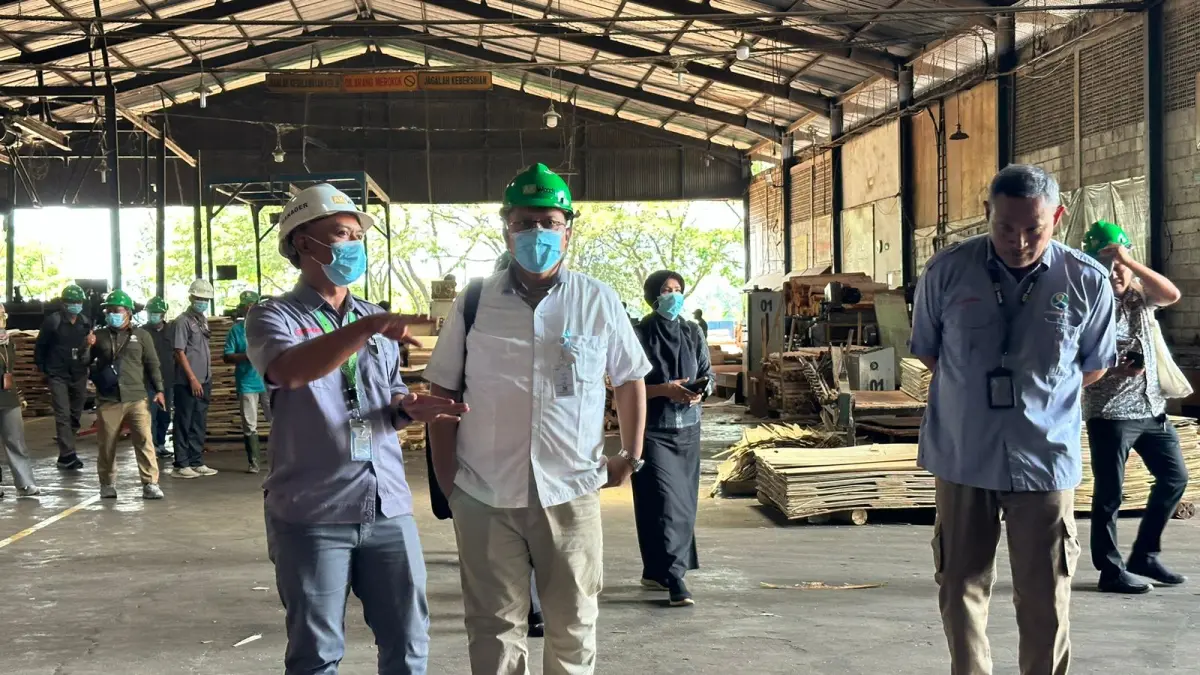 DISAMBUT BAIK: Penasihat Utama Menteri Kehutanan Silverius Oscar Unggul bersama Dirjen PHL dan BPHL Wilayah VIII Surabaya mengunjungi PT Abhirama Kresna. (ISTIMEWA)