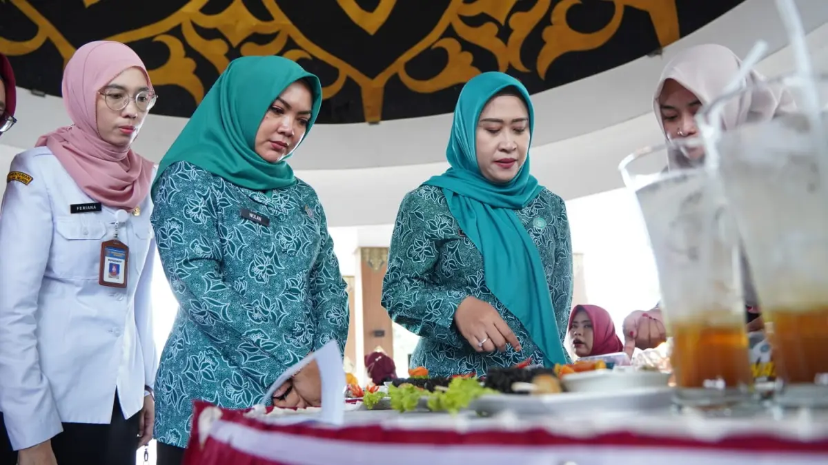 Ketua Tim Penggerak PKK Kabupaten Karanganyar Farida Rober Christanto saat mengecek hasil cipta menu, Kamis (23/4/2026). (Rudi Hartono/Radar Solo)
