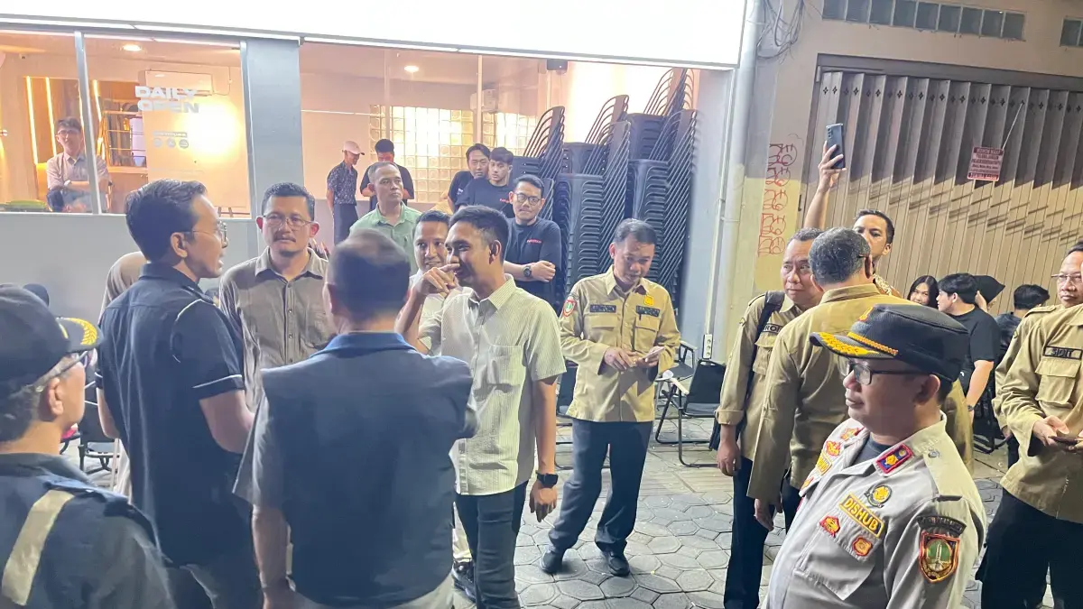 Komisi II DPRD Kota Solo sidak coffe shop di kawasan Jalan Slamet Riyadi pekan lalu. (Daminaus Bram/Radar Solo)