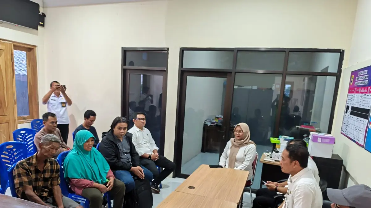 Mediasi antara pasutri asal Sambungmacan, Sragen yang terjerat kabel wifi dengan pihak provider, Kamis (23/4/2026). (Ahmad Khairudin/Radar Solo)