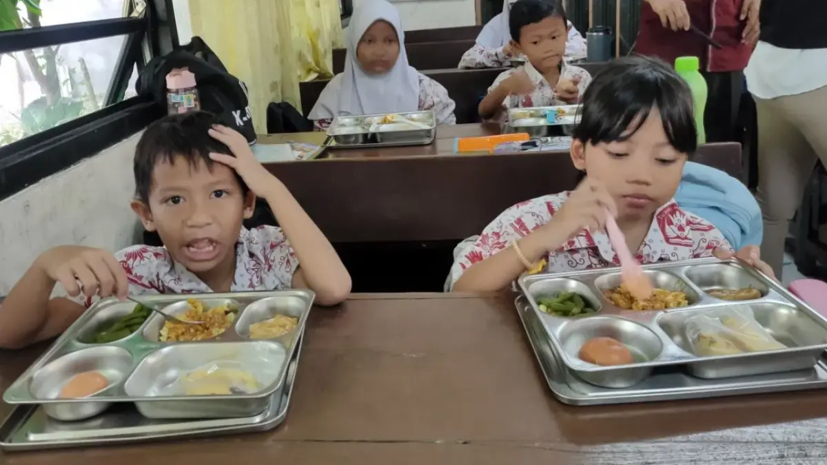 Pelajar SD menyantap menu MBG. (ANTARA/Risky Syukur)