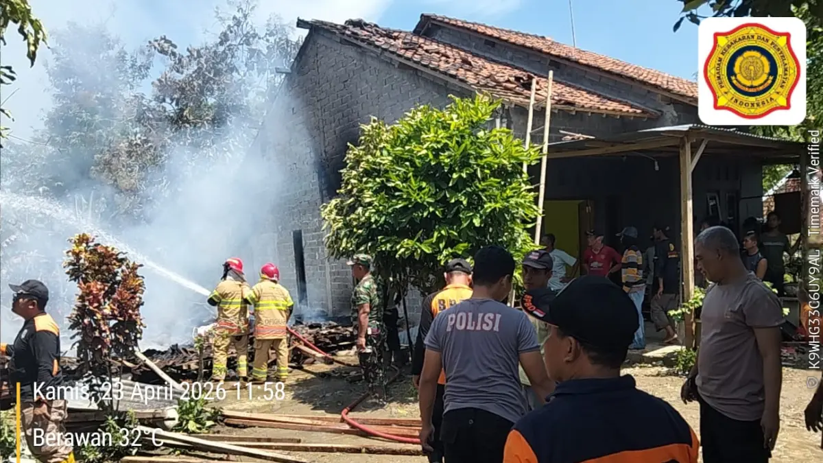 Penanganan kebakaran rumah warga RT 03 RW 02, Desa Karanganyar, Weru oleh Damkar Sukoharjo, Senin siang (20/4). (DOK. DAMKAR SUKOHARJO)