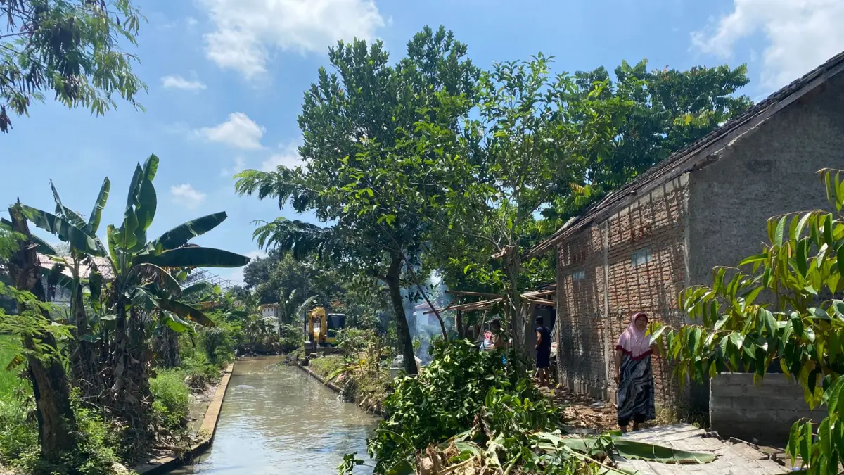 Pengerukan sedimentasi sungai menggunakan alat berat dari DPUPR di Kelurahan Joho, Kecamatan Sukoharjo Kota, Kamis (23/4). (IWAN KAWUL/RADAR SOLO)