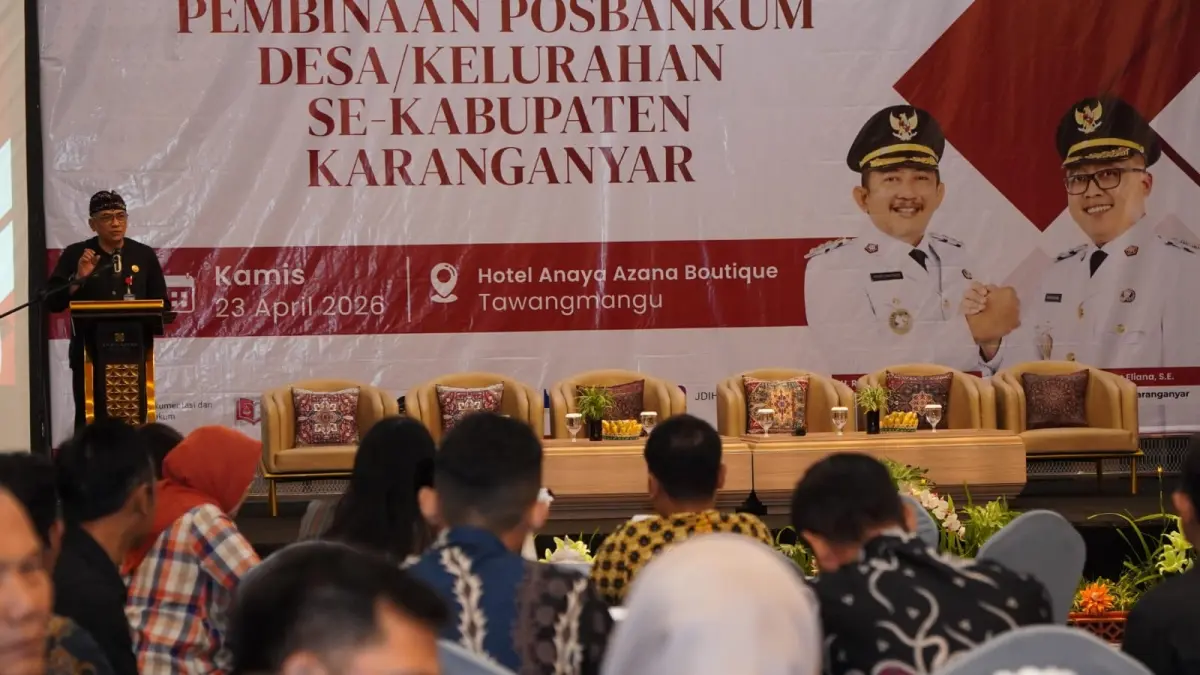 Sekda Karanganyar Kurniadi Maulato di acara perlindungan hujung bagi warga desa dan kelurahan. (Rudi Hartono/Radar Solo)
