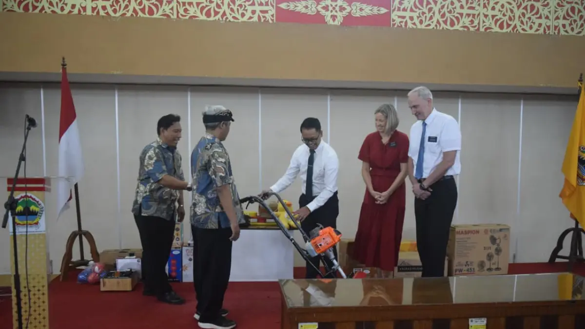 Simbolis penyerahan bantuan kepada 22 SLB di lingkup Cabdin Pendidikan Wilayah VII Jateng. (ALFIDA NURCHOLISAH/RADAR SOLO)