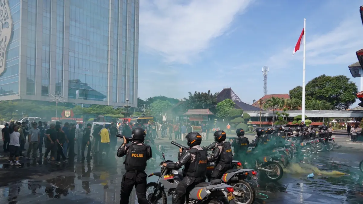 Simulasi penanganan huru hara di halaman Sekda Sukoharjo, Kamis (23/4).