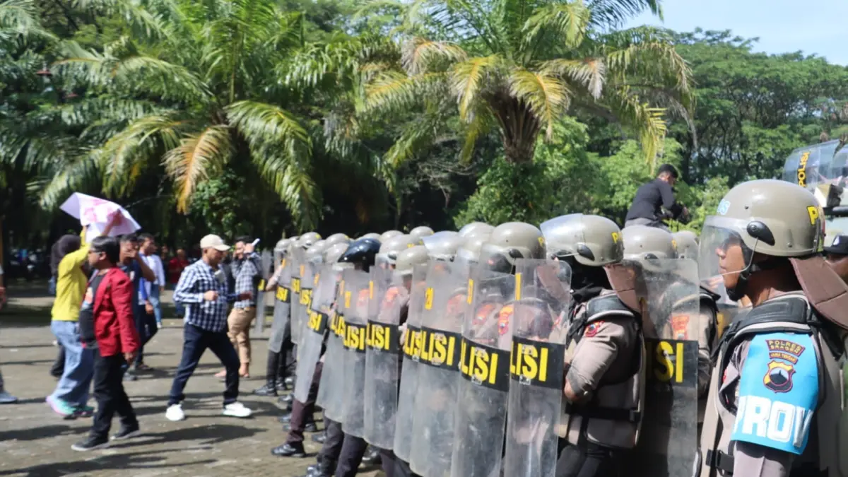 Simulasi penanganan kerusuhan massa di momentum May Day di Mapolres Sragen, Kamis (23/4/2026). (Ahmad Khairudin/Radar Solo)