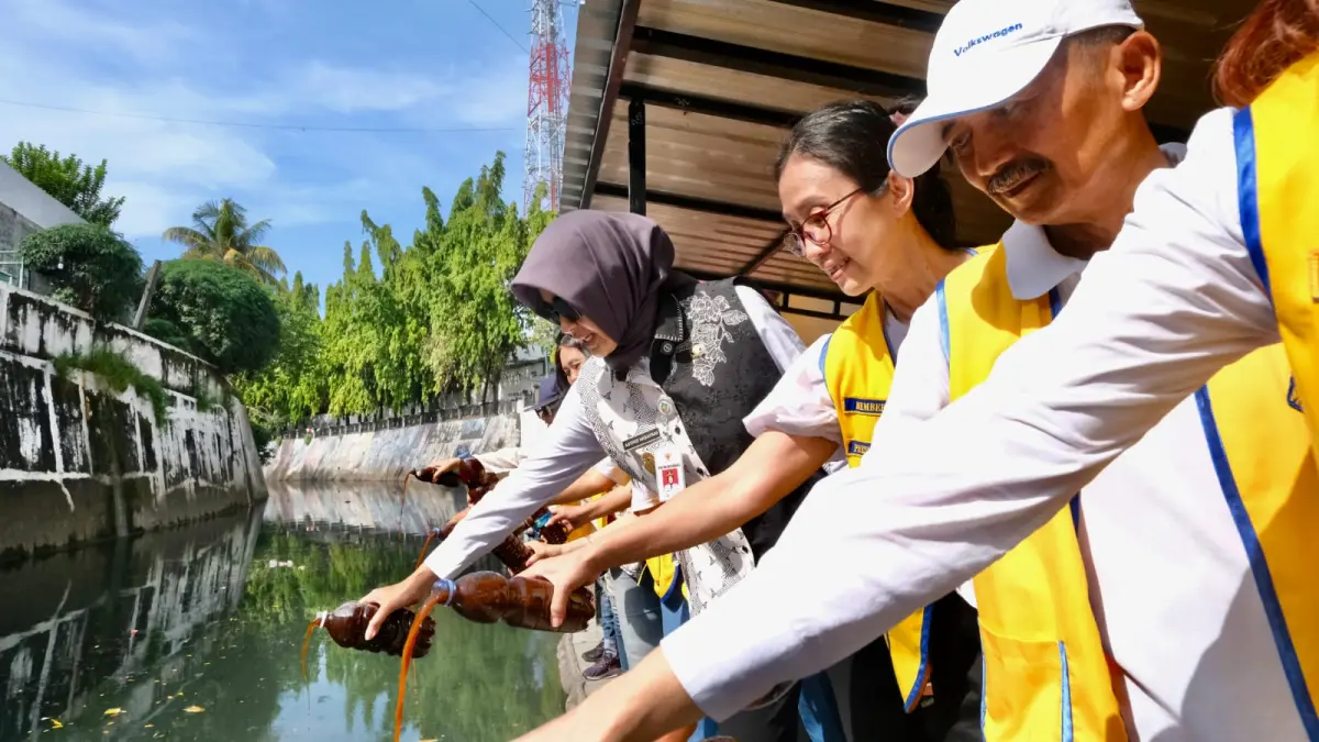 Wawali Solo Astrid Widayani dan elemen masyarakat tebar eco enzyme di Kali Pepe, Kamis (23/4/2026)