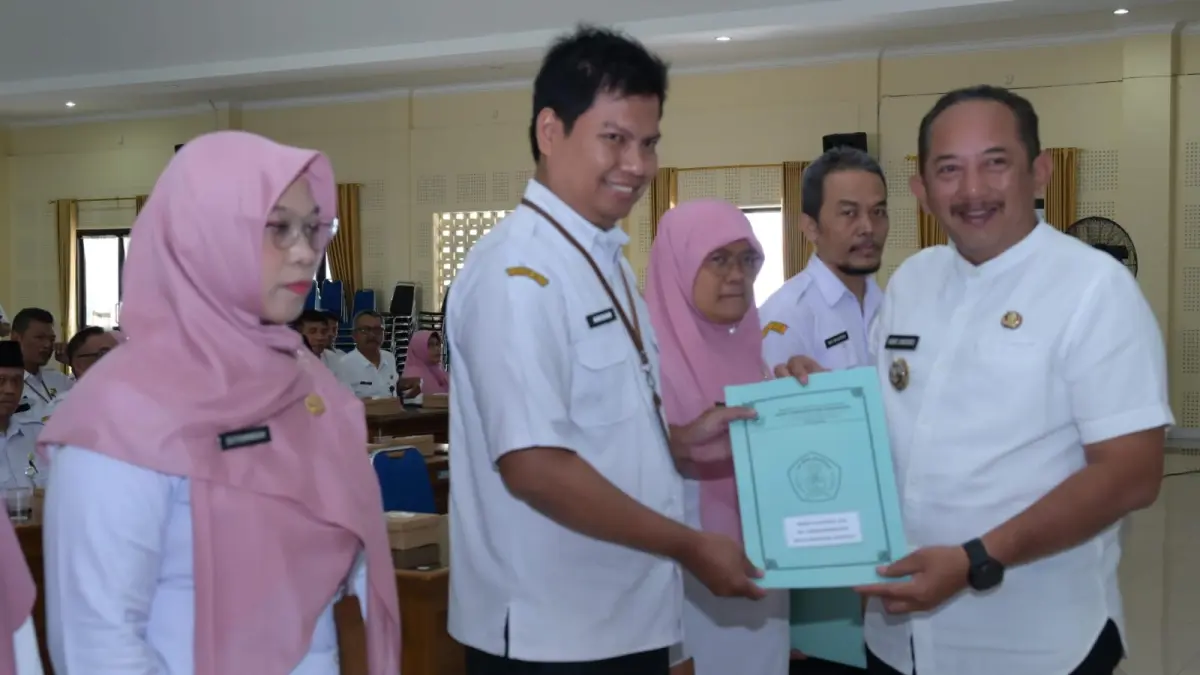 Bupati Karanganyar Rober Christanto serahkan SK ke kepala SD dan SMP, Jumat (24/4/2026). (Rudi Hartono/Radar Solo) 