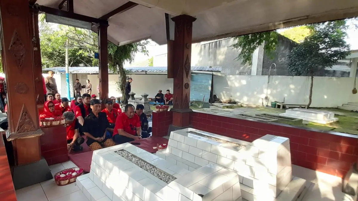 Bupati Rober Christanto ziarah ke Makam Nyi Ageng Karang saat peringatan Hari Jadi Karanganyar. (RUDI HARTONO/RADAR SOLO)