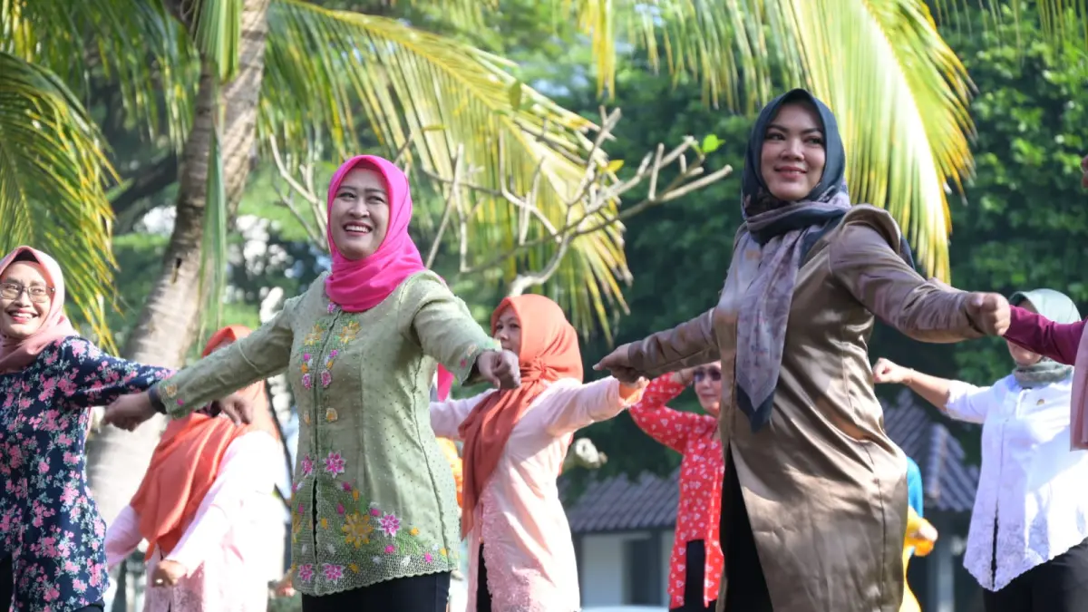 Farida Rober Christanto dan Wulan Adhe Eliana saat senam sehat Hari Kartini di Karanganyar, Jumat (24/4/2026). (Ahmad Khairudin/Radar Solo)