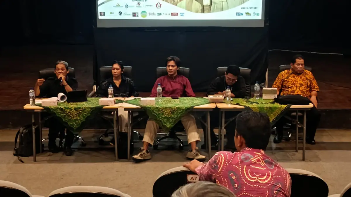 ketua pelaksana kegiatan Eko Supandisaat saat jumpa pers 24 Jam Menari menyambut Hari Tari Sedunia di Teater Kecil ISI Solo, Jumat (24/4). (Alfida Nurcholisah/Radar Solo)

