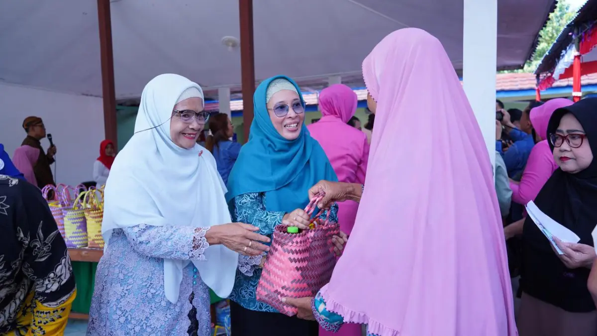 Ketua TP PKK Kabupaten Sragen Linda Sigit Pamungkas (tengah) saat menyerahkan bantuan ke masyarakat. (Ahmad Khairudin/Radar Solo)