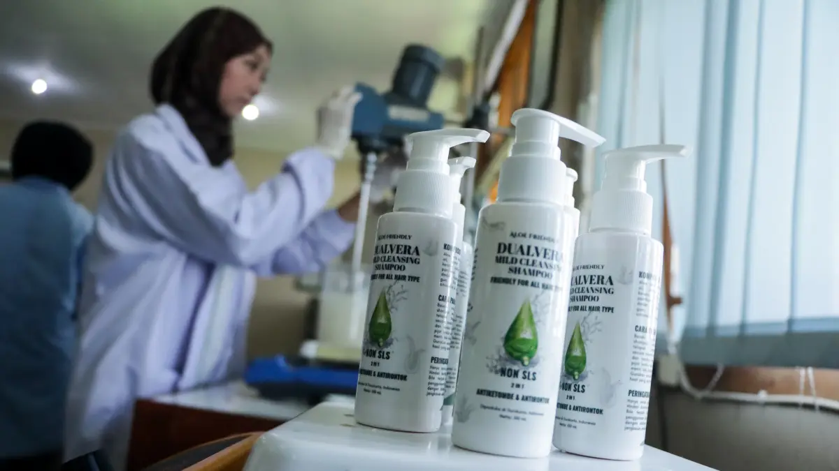 LEMBUT DAN HARUM: Dualvera, sampo dari ekstrak lidah buaya dan minyak kemiri karya mahasiswa Prodi S1 Farmasi, Fakultas MIPA UNS. (M IHSAN/RADAR SOLO).