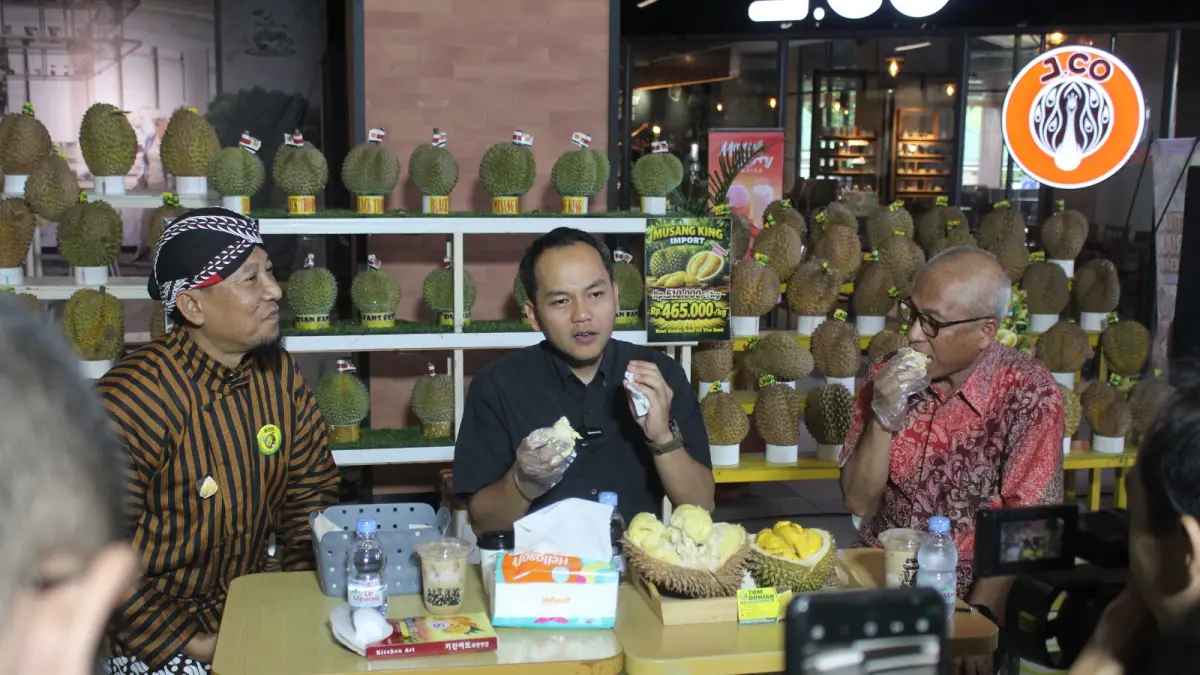NIKMAT: Wali Kota Solo Respati Ardi ikut menikmati Festival Durian di NEO Solo Grand Mall, Jumat (24/4). (ISTIMEWA)