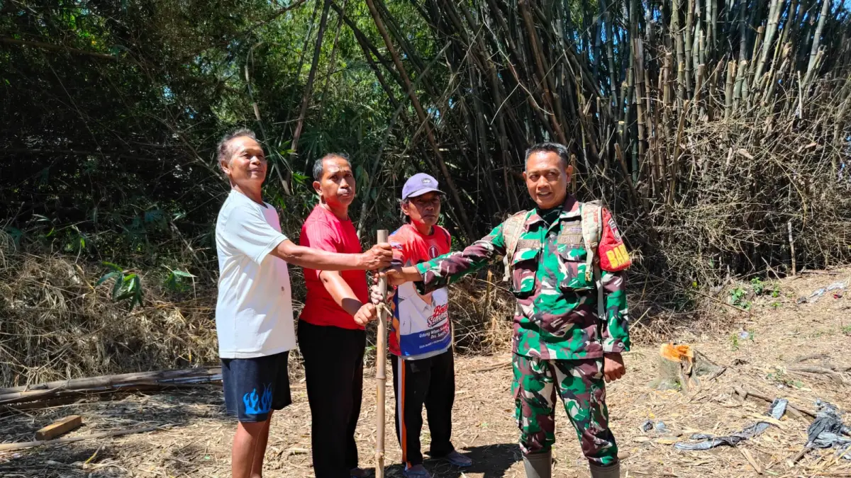 Pembangunan sumur bor di Desa Pelemgadung, Kecamatan Karangmalang, Sragen dalam program TMMD. (Ahmad Khairudin/Radar Solo) 