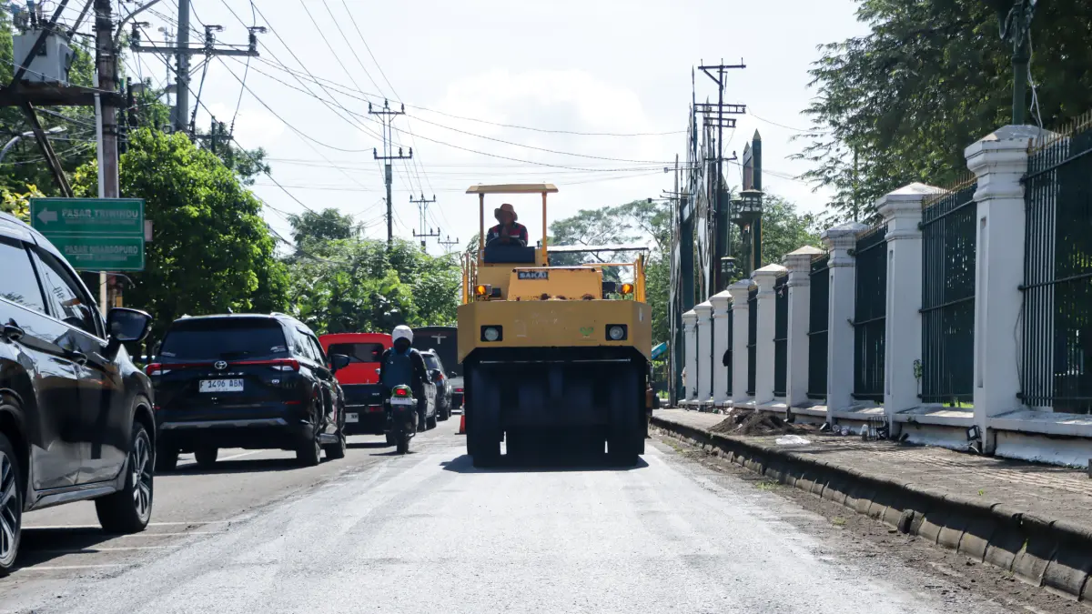 Perbaikan jalan di Mangkunegaran, Solo. (M. Ihsan/Radar Solo)