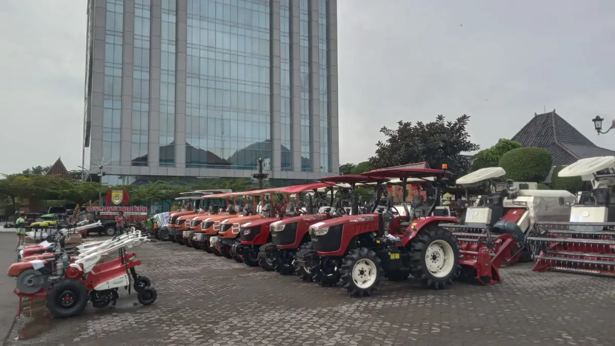 Puluhan unit alsintan bantuan dari Kementan terparkir di halaman Gedung Menara Wijaya, Jumat (24/4), sebagai solusi mengantisipasi dampak kekeringan ekstrem akibat El Nino Godzilla di Sukoharjo. (IWAN KAWUL/RADAR SOLO)