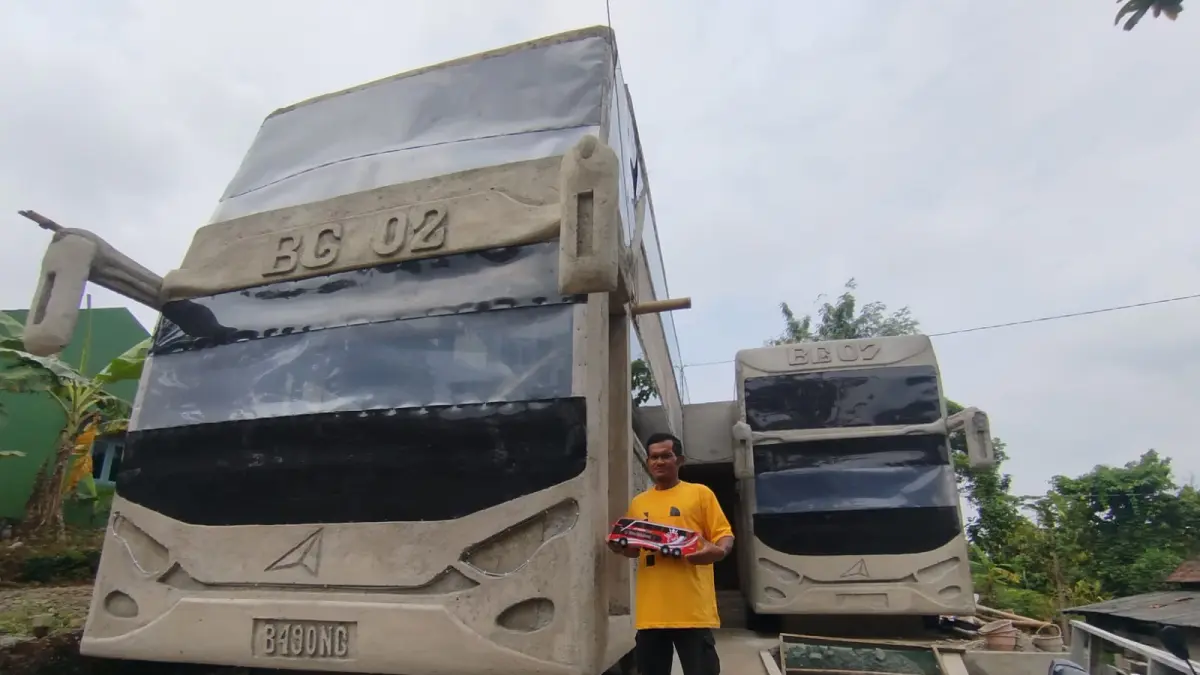 Supardi alias Bagong warga Dusun Tandan RT 02 RW 07, Desa Kopen, Kecamatan Jatipurno, Wonogiri di depan rumahnya yang dibangun mirip bodi (IWAN ADI/RADAR SOLO)