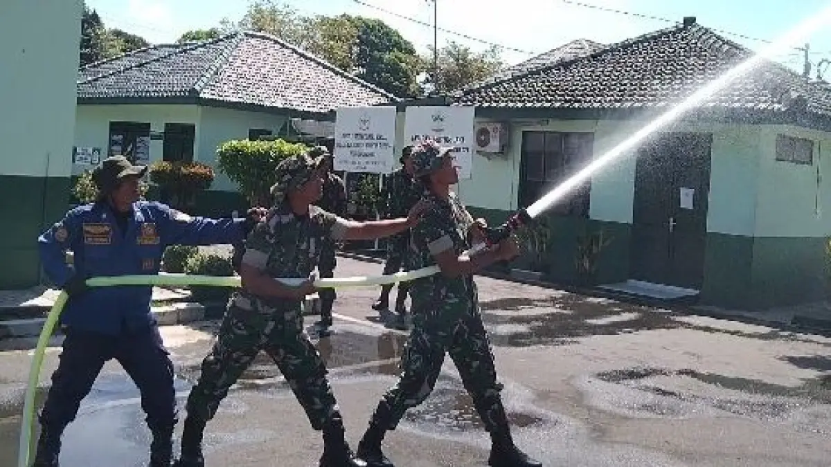 Tim Damkar BPBD Boyolali memberikan pelatihan prajurit TNI teknik pemadaman api dan prosedur keselamatan di Makodim 0724/Boyolali, Kamis (23/4/2026). (ISTIMEWA)