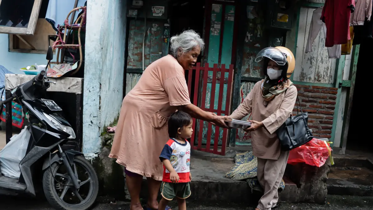 TURUN KE LAPANGAN: Tim Pendamping Keluarga (TPK) Kedung Lumbu mengantar MBG pada penerima manfaat ibu menyusui, ibu hamil, dan balita. (M. IHSAN/RADAR SOLO)