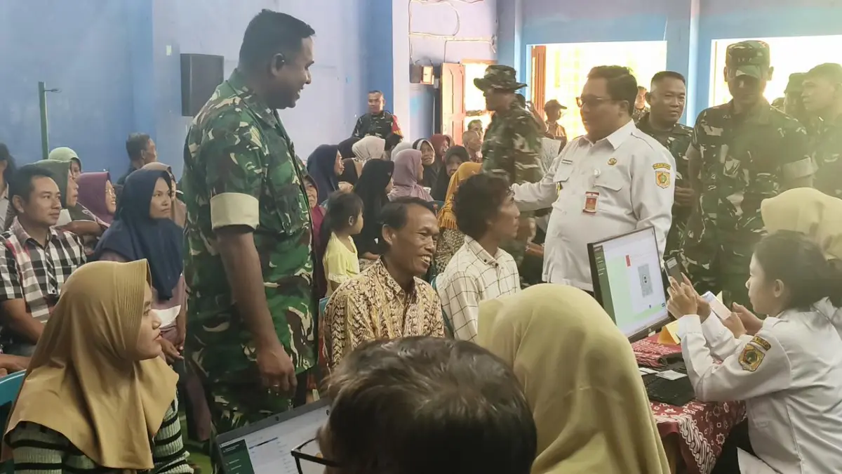 Wabup Wonogiri Imron Rizkyarno dan Dandim 0728/Wonogiri Letkol Inf Rodricho Ivan Pattihahuan memantau pemeriksaan kesehatan gratis Rabu (22/4/2026). (IWAN ADI/RADAR SOLO)