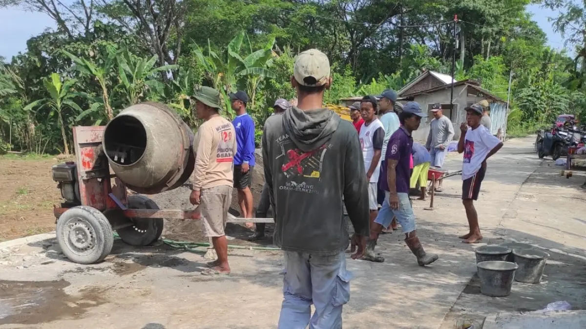 Warga bersama TNI gotong royong membangun Jembatan Garuda di Desa Tambakboyo, Kecamatan Tawangsari, Kabupaten Sukoharjo. (Iwan Kawul/Radar Solo)