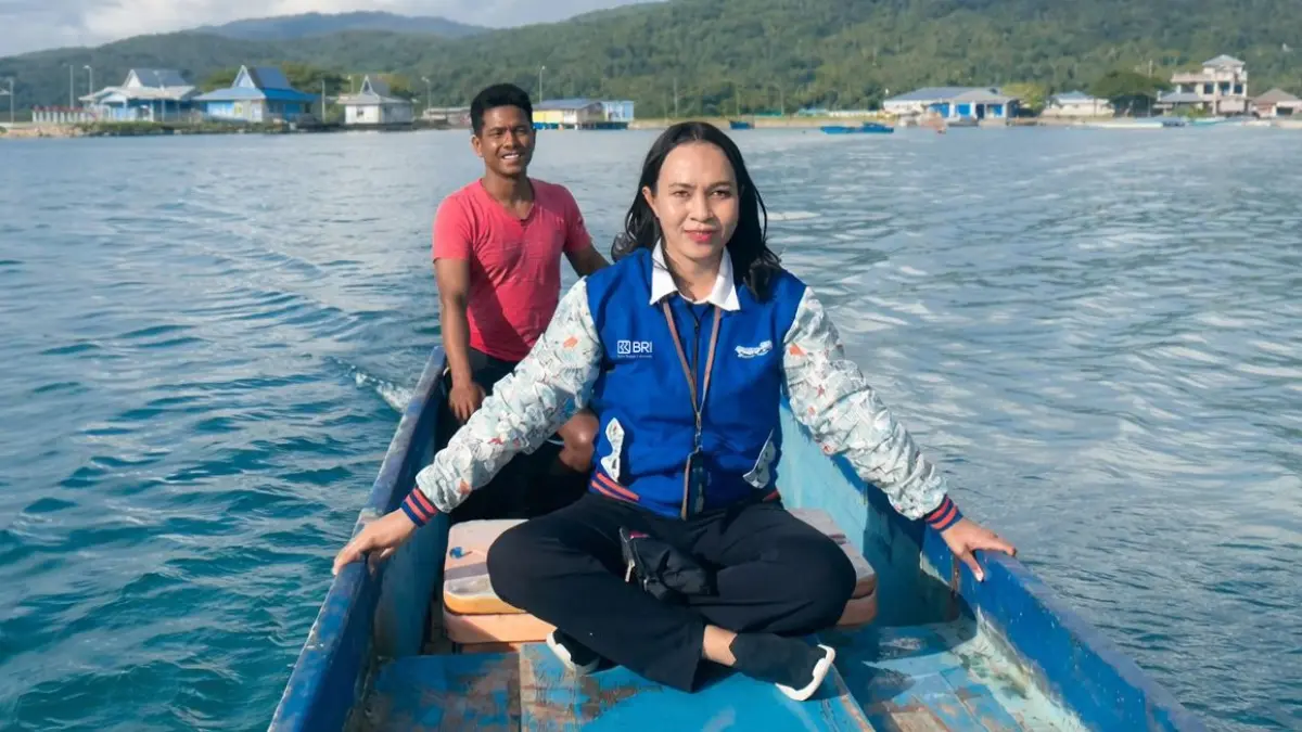 Hany harus terbiasa menggunakan speedboat kecil untuk menjangkau desa yang hanya bisa diakses lewat jalur laut. (DOK.BRI)