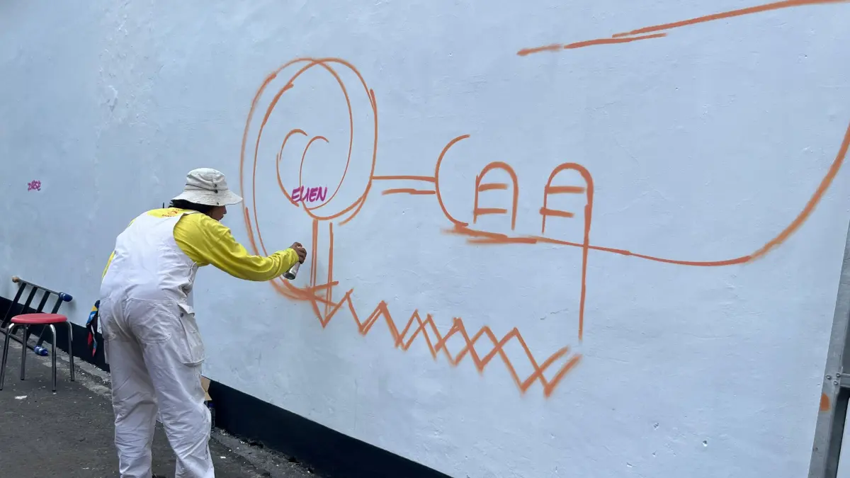 Sisi timur dan barat tembok Rutan Solo disulap menjadi kanvas raksasa berhiaskan grafiti artistik, Sabtu (25/4/2026).