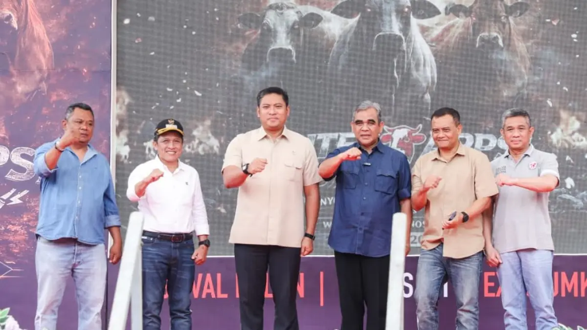 Gubernur Jateng Ahmad Luthfi (dua dari kanan), Ketua MPR RI Ahmad Muzani (tiga dari kanan), Wakil Menteri Pertanian Sudaryono (empat dari kanan) hadiri Kontes Sapi Asosiasi Peternak dan Penggemuk Sapi Indonesia di Wonosobo, Jateng, Sabtu (25/4/2026). (DOK.PEMPROV JATENG)