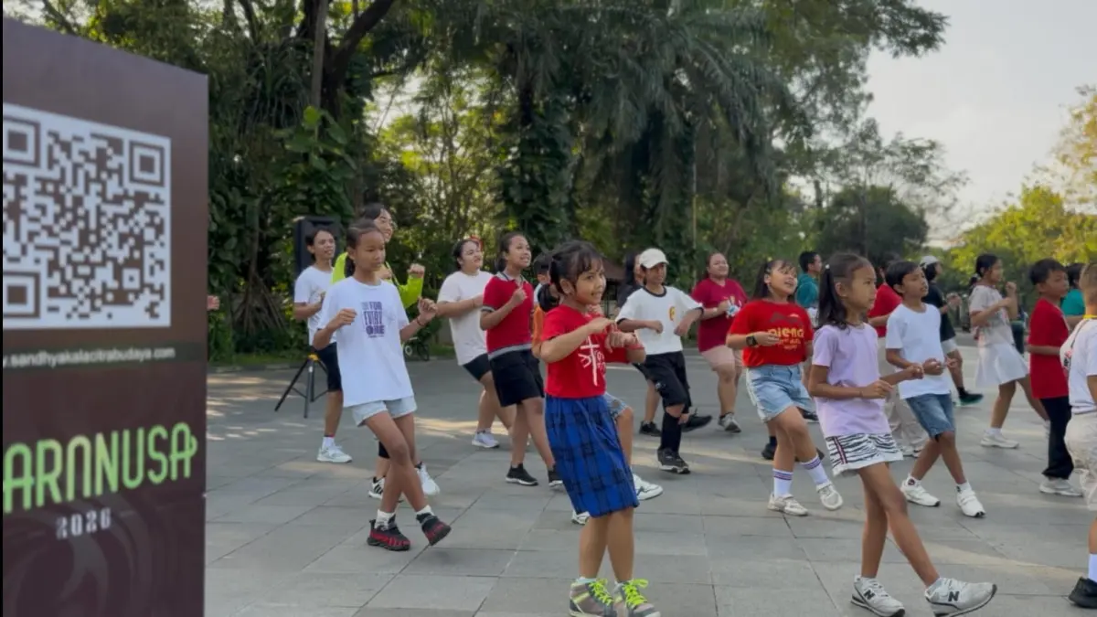 Anak-anak menikmati lagu dolanan di area Stadion Manahan, Solo, Minggu (26/4/2026). (A Christian/Radar Solo)