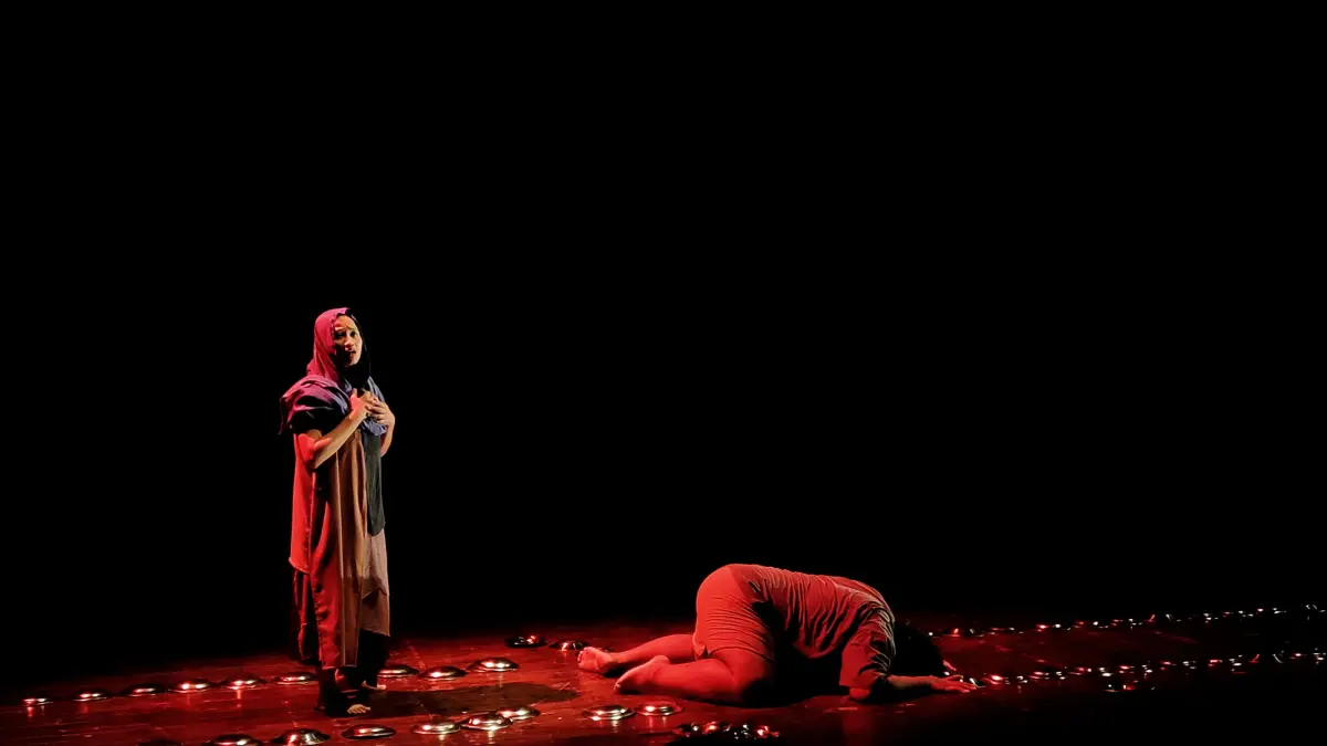 MENDALAMI PERAN: Pertunjukan teater bertajuk “Ibu Menggendong Batu” di Teater Arena Taman Budaya Jawa Tengah (TBJT) Surakarta, Kamis (23/4). (HERNINDYA JALU/RADAR SOLO) 