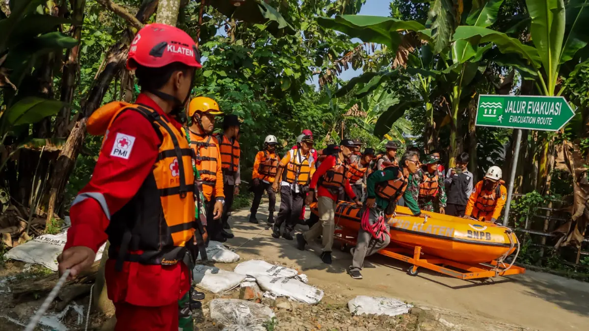 Pelaksanaan simulasi penanganan darurat bencana banjir berskala besar di Desa Japanan, Kecamatan Cawas, Klaten. (M.Ihsan/Radar Solo)