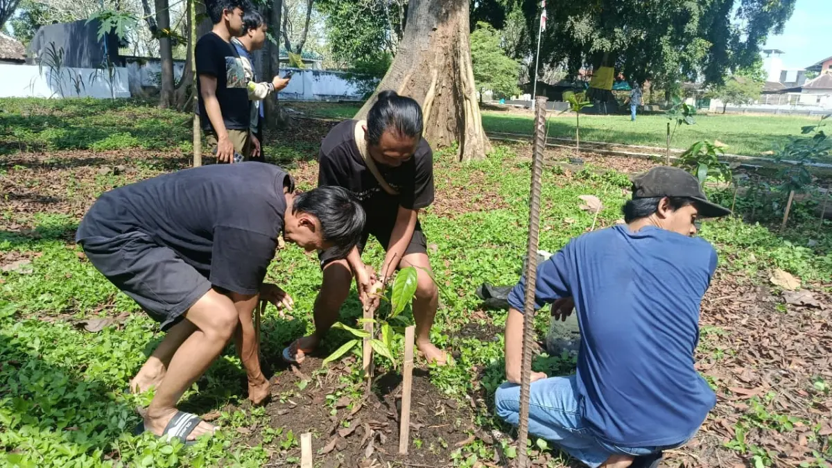 Penanaman bibit pohon langka di kompleks Keraton Kartasura, Sukoharjo, Minggu (26/4). (Alfida Nurcholisah/Radar Solo)