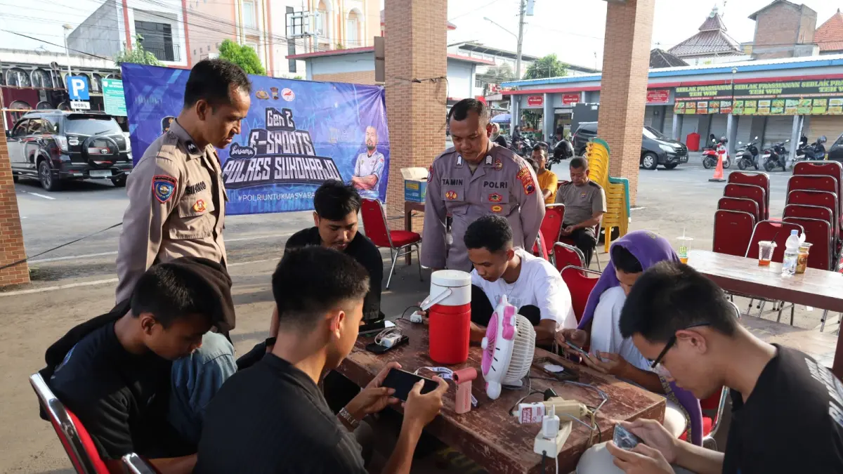 Puluhan pelajar mengikuti turnamen Gen Z E-Sport Mobile Legends Seri ke-10 yang digelar di Terminal Tawangsari, Sabtu (25/4).(IWAN KAWUL/RADAR SOLO) 