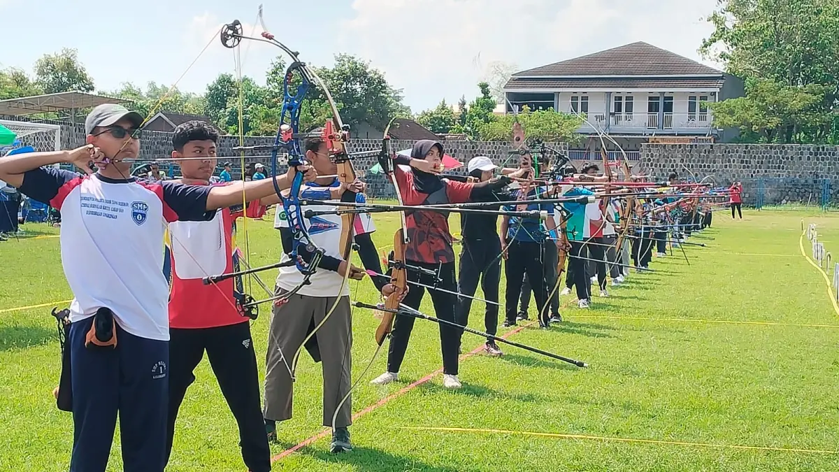 Sebanyak 53 atlet dari jenjang SD hingga SMA/SMK tumpah ruah mengikuti seleksi Pekan Olahraga Pelajar Daerah (Popda) 2026 di Stadiomn 45 Karanganyar, Minggu (26/4/2026). (RUDI HARTONO/RADAR SOLO)