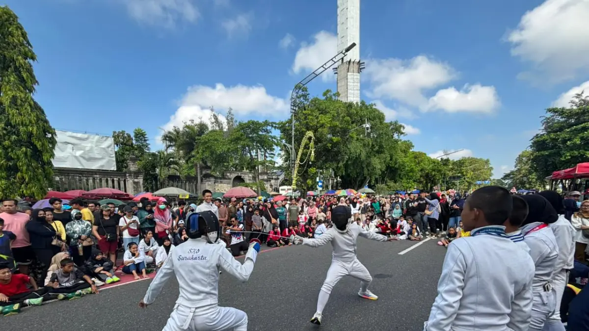 Sosialisasi Sistem Penerimaan Murid Baru (SPMB) yangdigelar Sekolah Khusus Olahraga (SKO) Solo di car free day (CFD), Minggu (26/4). (Alfida Nurcholisah/Radar Solo)
