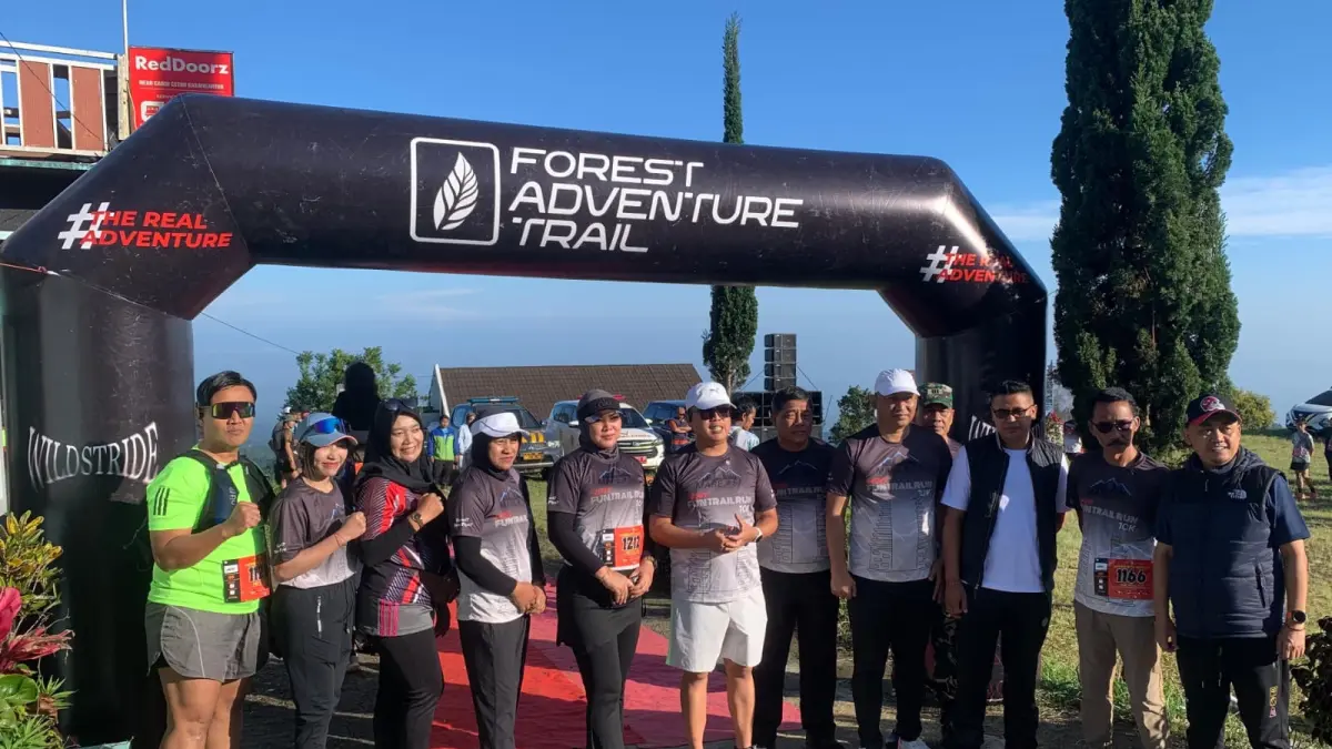 Wakil Bupati Karanganyar Adhe Elliana (tengah) membuka Forest Adventure Trail di kawasan Candi Cetho, Minggu (26/4). (RUDI HARTONO/RADAR SOLO) 