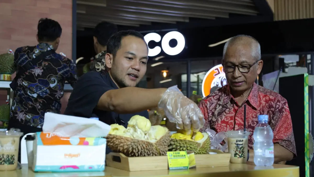 Wali Kota Solo Respati Ardi menikmati durian di Festival Durian di Neo Solo Grand Mall, Jumat (24/4/2026). (Silvester Kurniawan/Radar Solo)