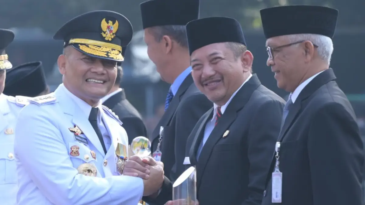 Bupati Karanganyar Rober Christanto menerima penghargaan dari Gubernur Jawa Tengah Ahmad Luthfi dalam upacara peringatan Hari Otonomi Daerah, Senin (27/4/2026) pagi. (Dok.Pemkab Karanganyar)