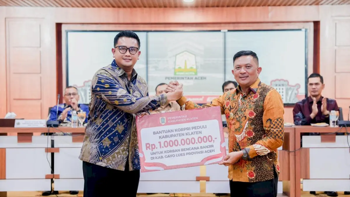 
Bupati Klaten dan Bupati Gayo Lues saat melakukan penandatangan kerja sama dan penyerahan bantuan di Aceh pada pekan lalu (Dok. Bagian Prokopim Setda Klaten)