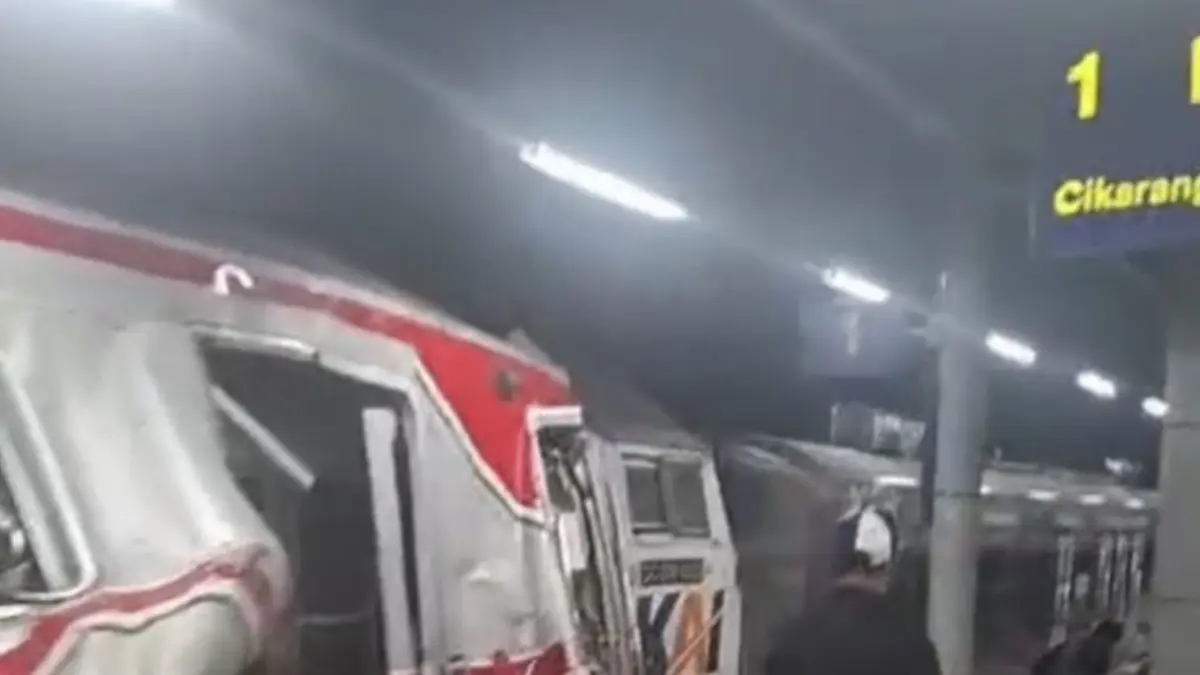 CommuterLine (KRL) sedang berhenti di jalur 1 menuju Cikarang atau arah timur saat kemudian kereta jarak jauh dari arah barat memasuki jalur yang sama dan langsung menabrak KRL. (ANTARA)