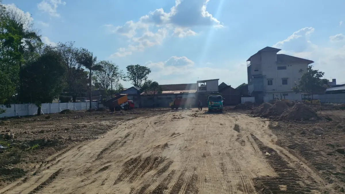 DIKEBUT: Proses pengurukan lahan calon pujasera di kawasan Alun-Alun Satya Negara Sukoharjo, kemarin (27/4). RAB sejumlah proyek mengalami penyesuaian. (IWAN KAWUL/RADAR SOLO)