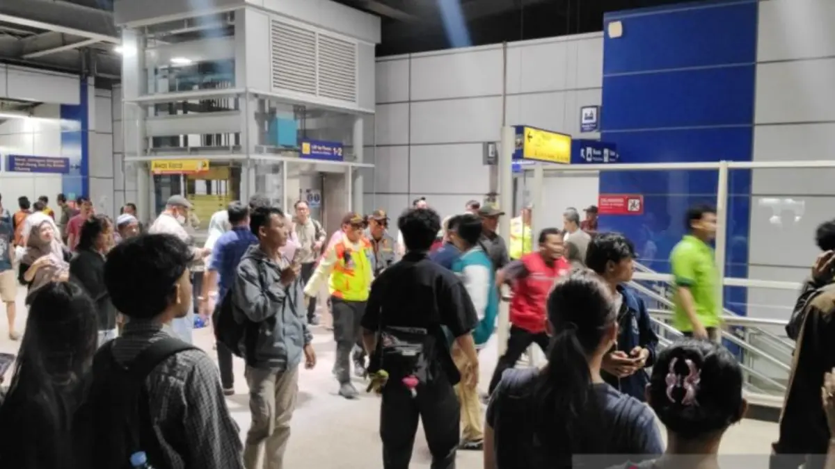 Kondisi Stasiun Kereta Api Bekasi Timur usai insiden kecelekaan kereta api. (ANTARA/Pradita Kurniawan Syah)