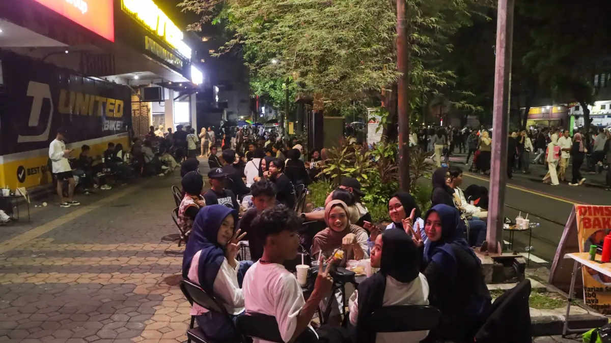 Pengunjung coffe shop di Jalan Slamet Riyadi. (M Ihsan/Radar Solo)
