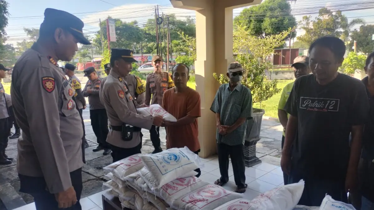 Penyaluran bantuan sosial kepada masyarakat melalui personel Bhabinkamtibmas Polres Klaten (Dok. Polres Klaten)