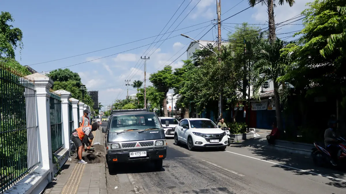 Perbaikan jalan kawasan Mangkunegaran. (M Ihsan/Radar Solo)