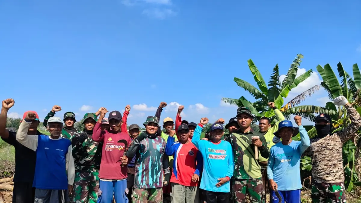 Personel TNI yang terlibat TMMD di Desa Puro, Kecamatan Karangmalang, Sragen, (Ahmad Khairudin/Radar Solo)